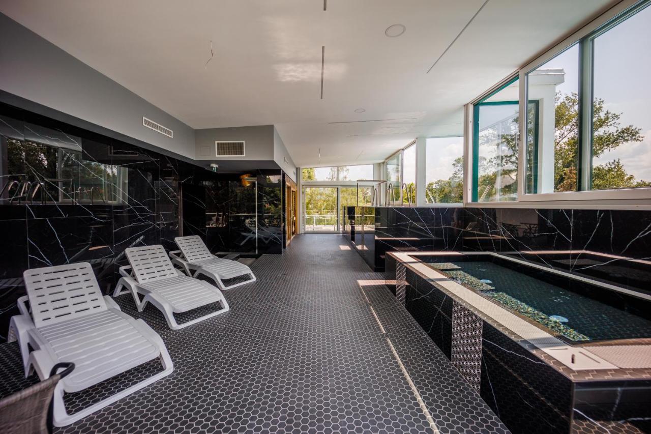 Villa Bauhaus Wellness Apartman Siófok Eksteriør billede