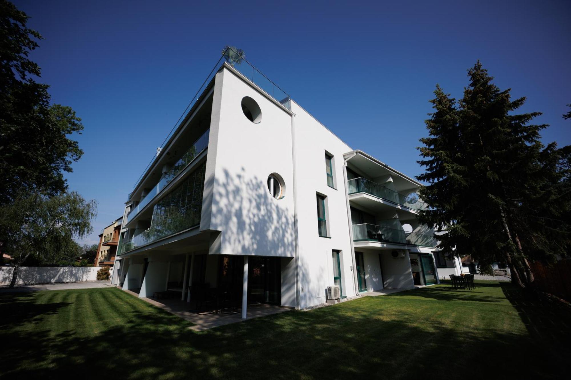 Villa Bauhaus Wellness Apartman Siófok Eksteriør billede
